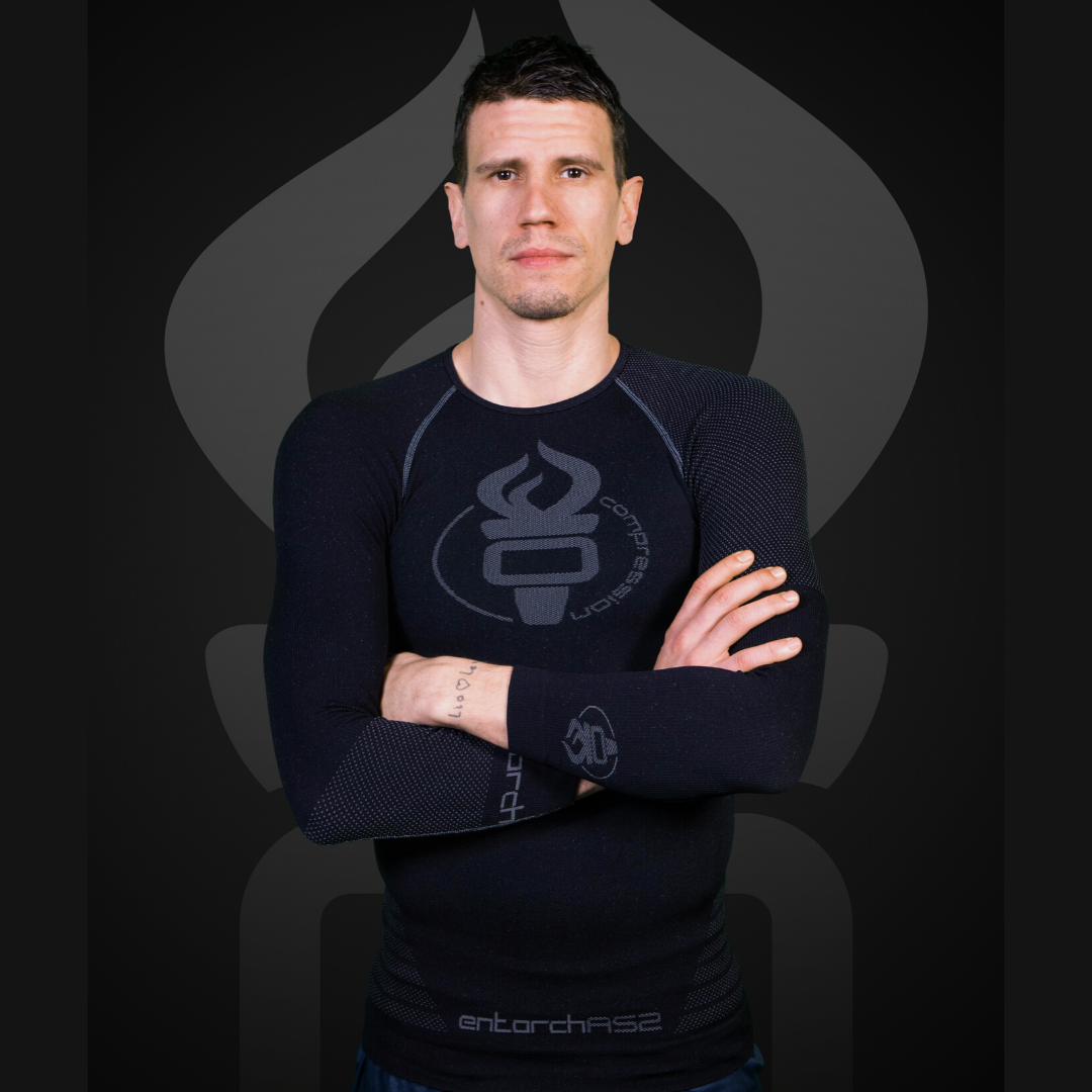 DAS MUSS SO KURZ SEIN! Andy Schmid bekommt sein eigenes entorch Kompressionsshirt: tight, light und 7/8